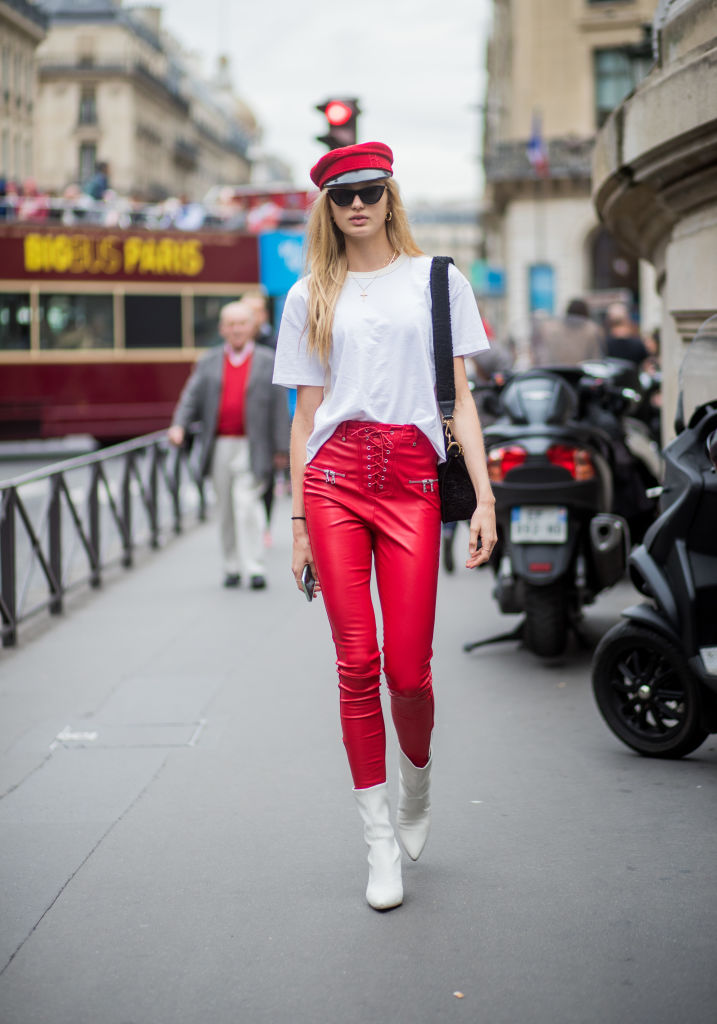 T-shirt bianca e pantalone rosso