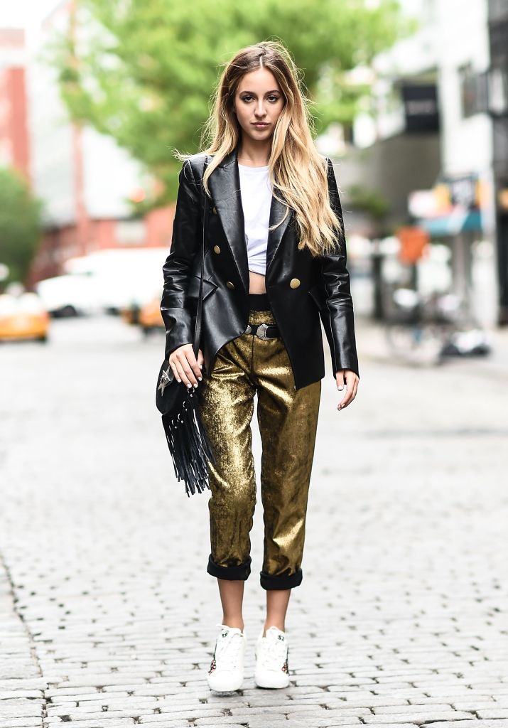 T-shirt cropped e sneakers