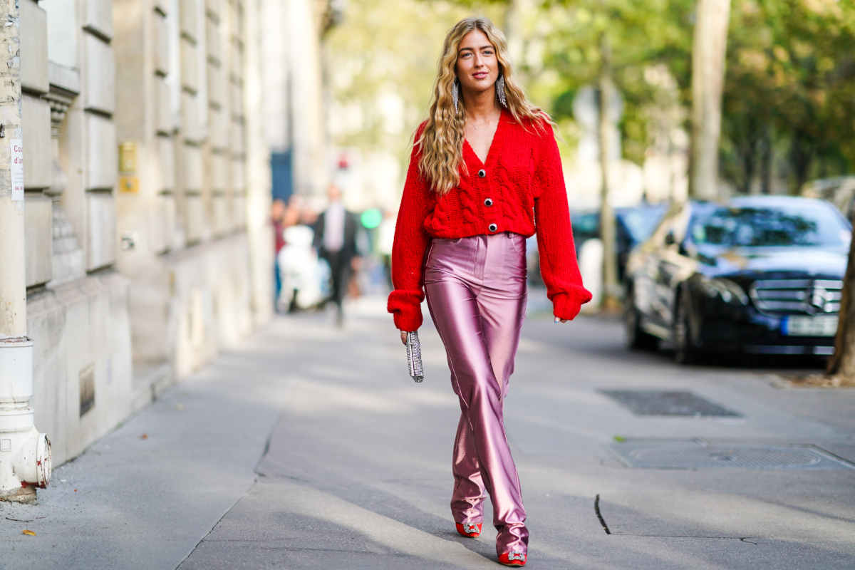 Donna con un cardigan rosso