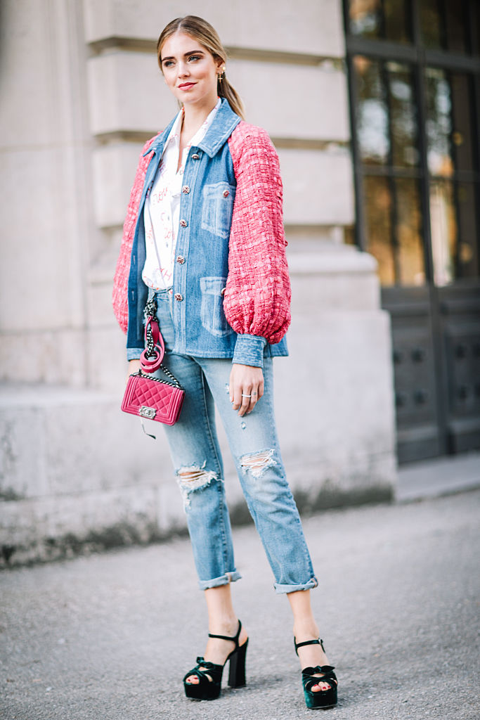 Look con giacca di jeans