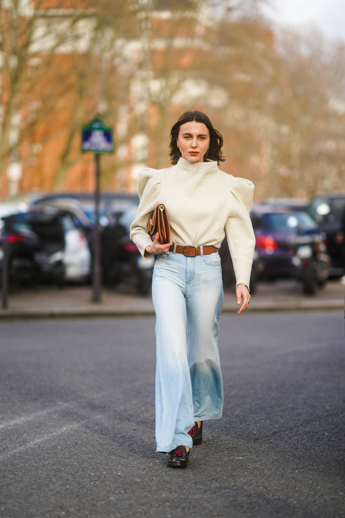 Look denim e camicia con maniche a sbuffo