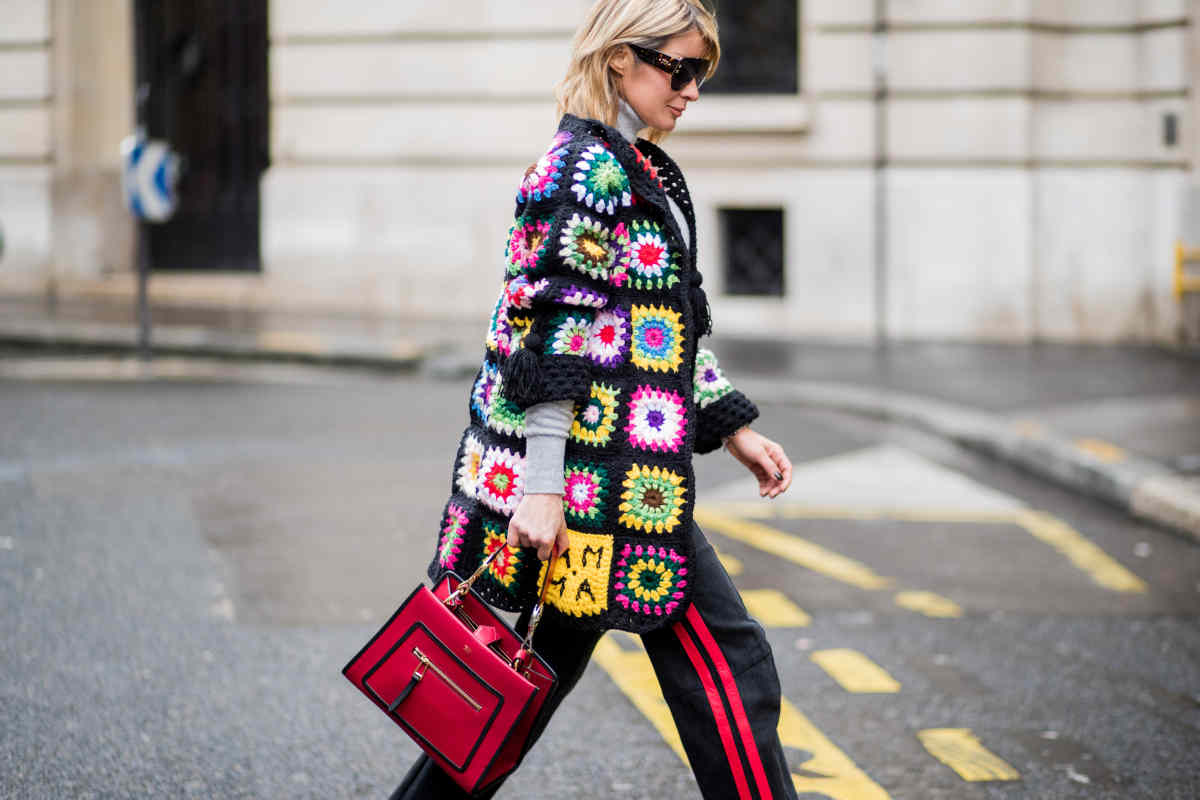 Donna con una giacca patcwork