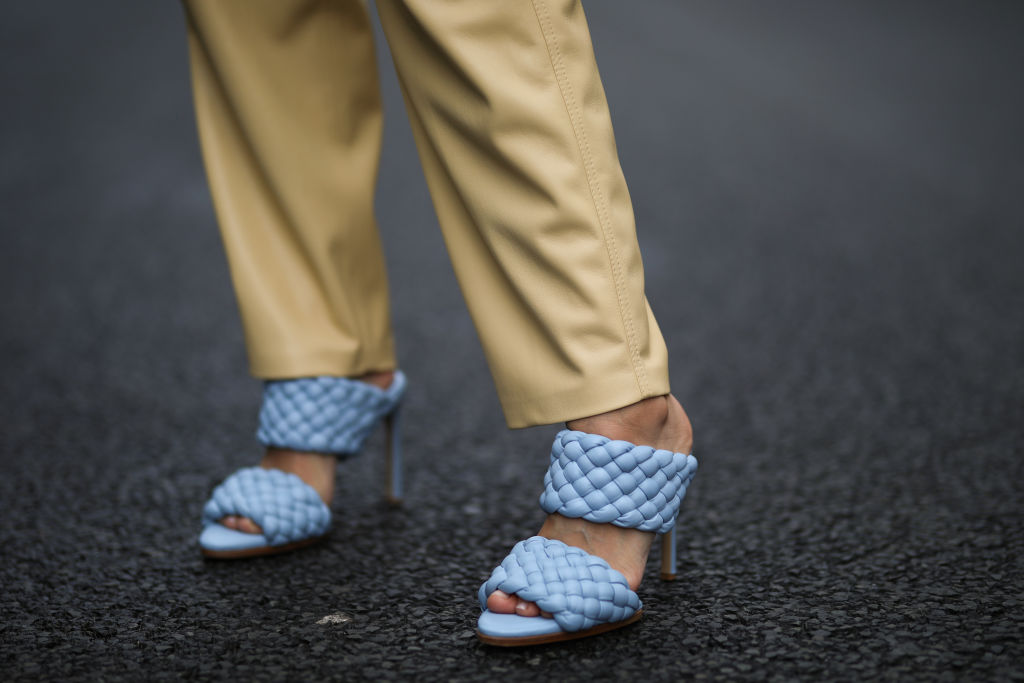 Tendenze autunno scarpe in pelle intrecciata