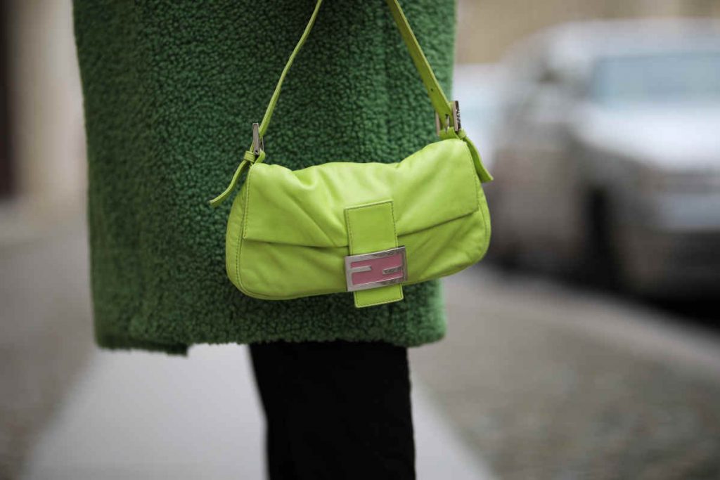 Look da copiare per l'autunno borsa baguette Fendi verde