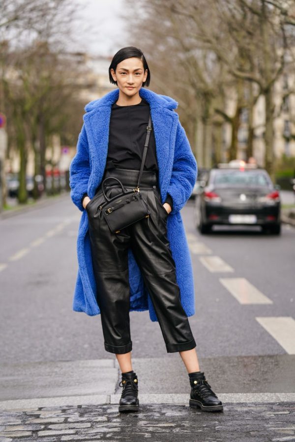 Look con stivali bassi e neri