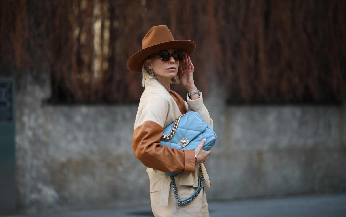 Donna con un trench e un capello di lana
