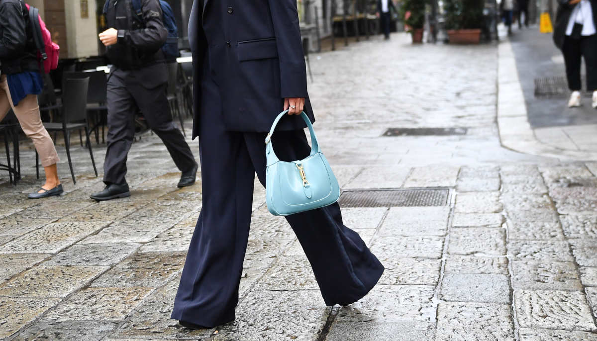 Donna con una borsa Jackie Gucci