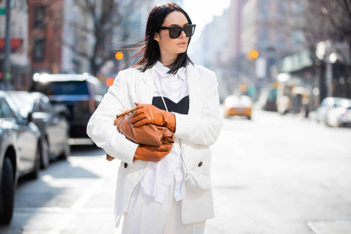 Donna con accessori, anelli, guanti in pelle