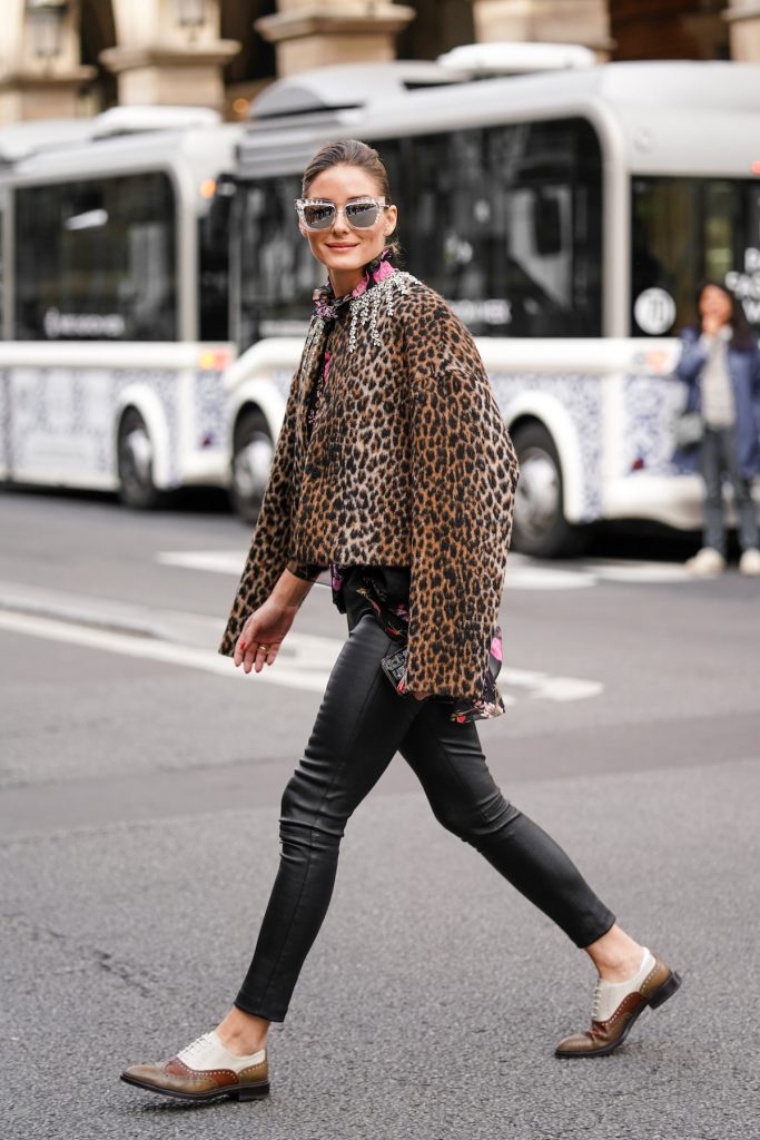 Leggings pelle giacca leopardata stringate Olivia Palermo