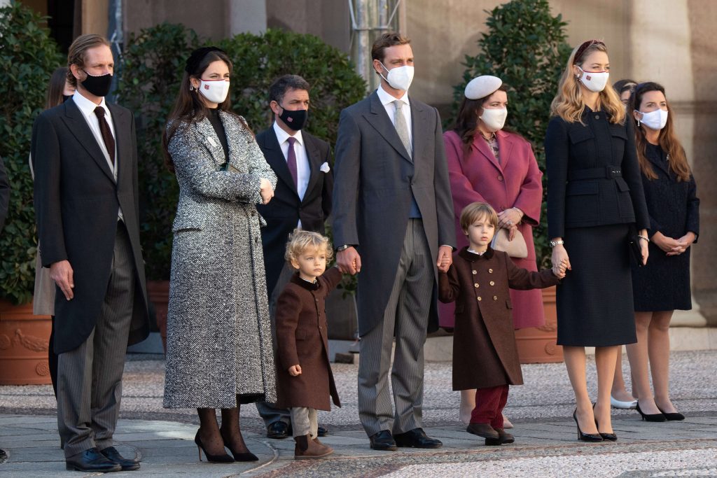 Andrea Casiraghi, Tatiana Santo Domingo, Pierre Casiraghi, moglie Beatrice Borromeo e figli Stefano Casiraghi e Francesco Casiraghi partecipano alle celebrazioni della Giornata Nazionale di Monaco nel cortile del palazzo di Monaco il 19 novembre 2020 a Monte-Carlo, Monaco