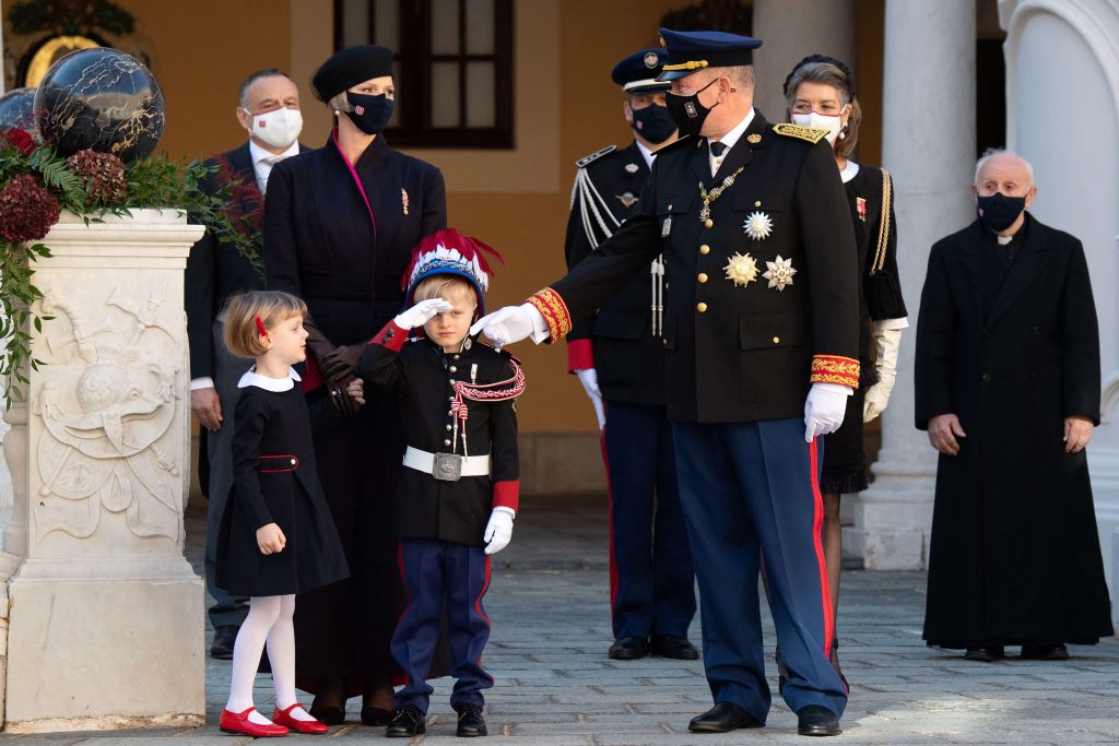 La principessa Charlene di Monaco, la principessa Gabriella di Monaco, il principe Jacques di Monaco e il principe Alberto II di Monaco partecipano alle celebrazioni della Giornata Nazionale di Monaco nel cortile del palazzo di Monaco il 19 novembre 2020 a Monte-Carlo, Monaco.