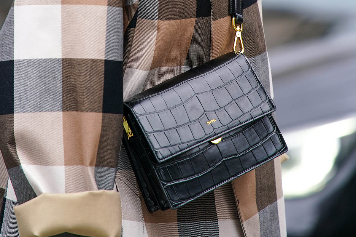 Borsa nera in pelle a tracolla