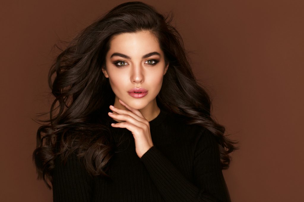 Donna con capelli castano scuro