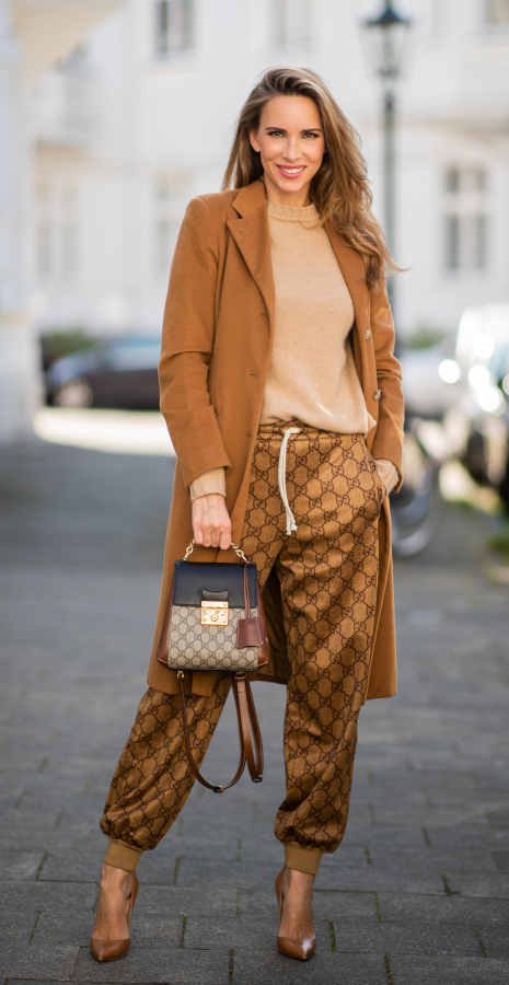 Look elegante pantaloni tuta