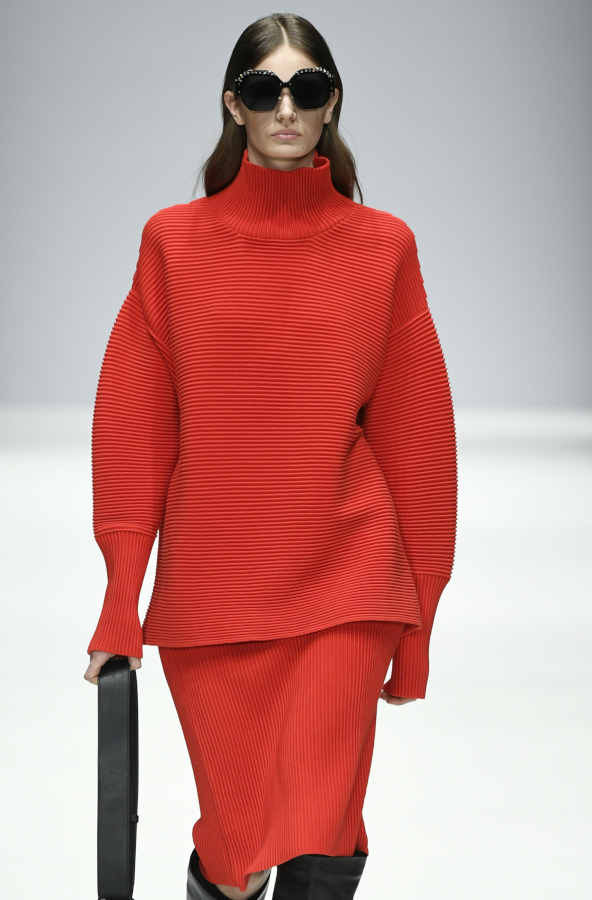 Look maglione collo alto abbinato alla gonna