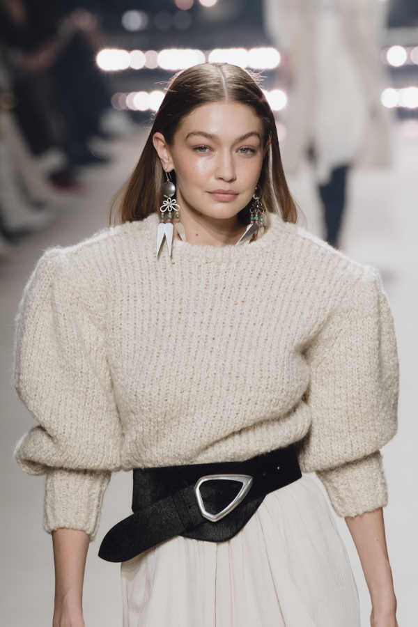 Look maglione maniche a sbuffo