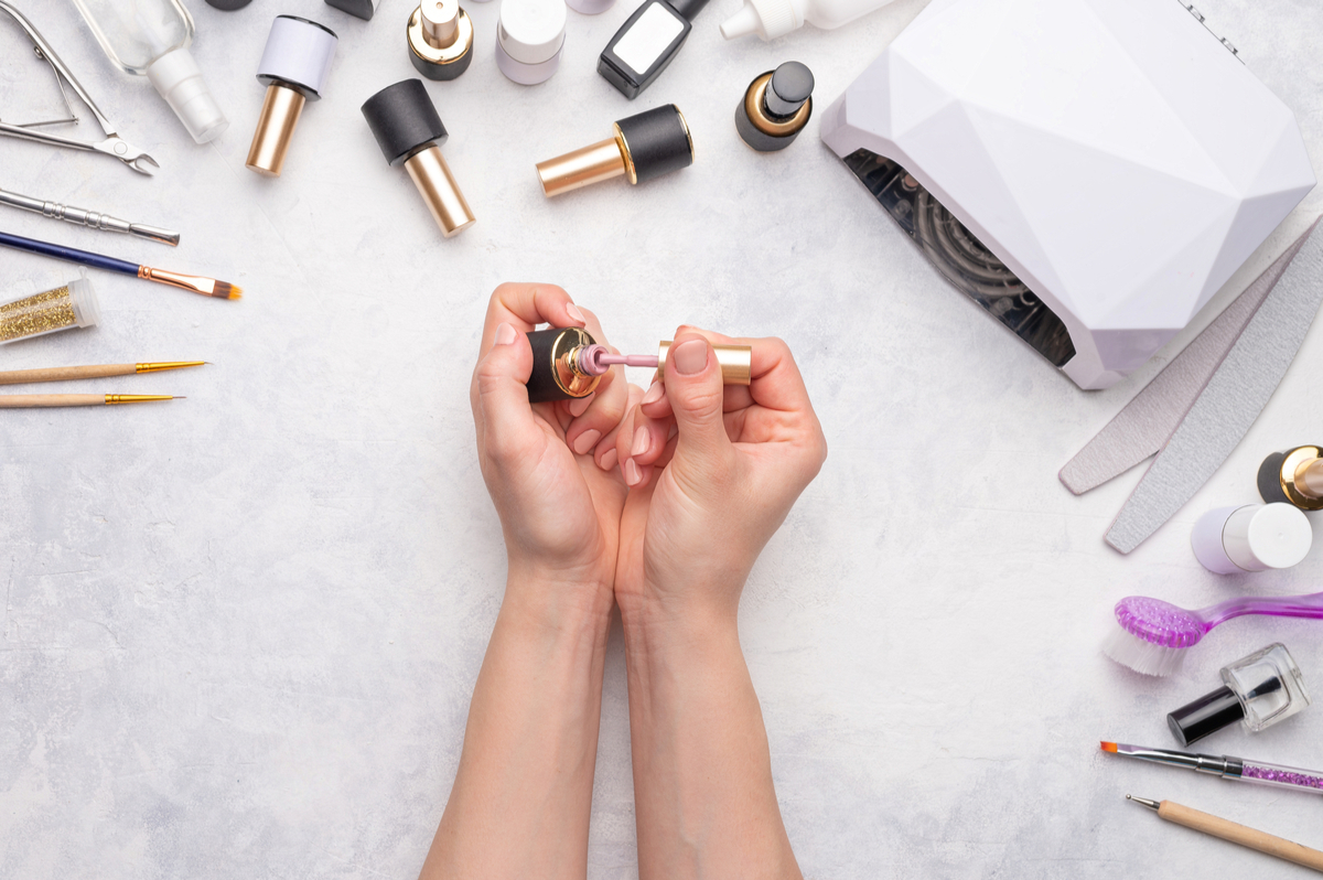 Donna che si fa la manicure a casa