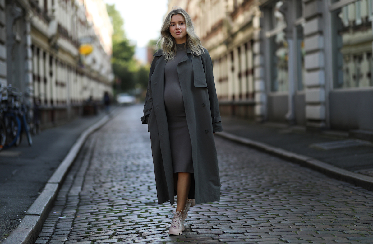 gravidanza street style cappotto grigio donna incinta