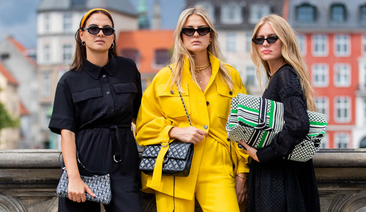 Donne con borse di tendenza per l'inverno 2021