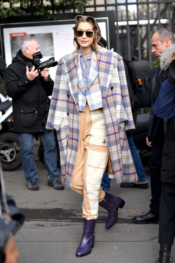 Gigi Hadid con i pantaloni della tuta