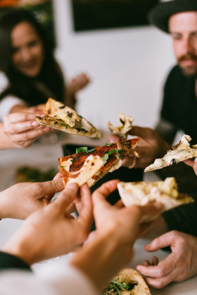 amici ragazzi pizza focaccia