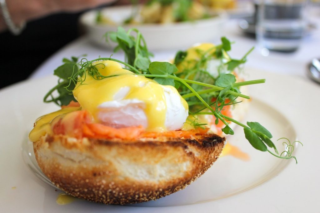 brunch uovo in camicia salmone