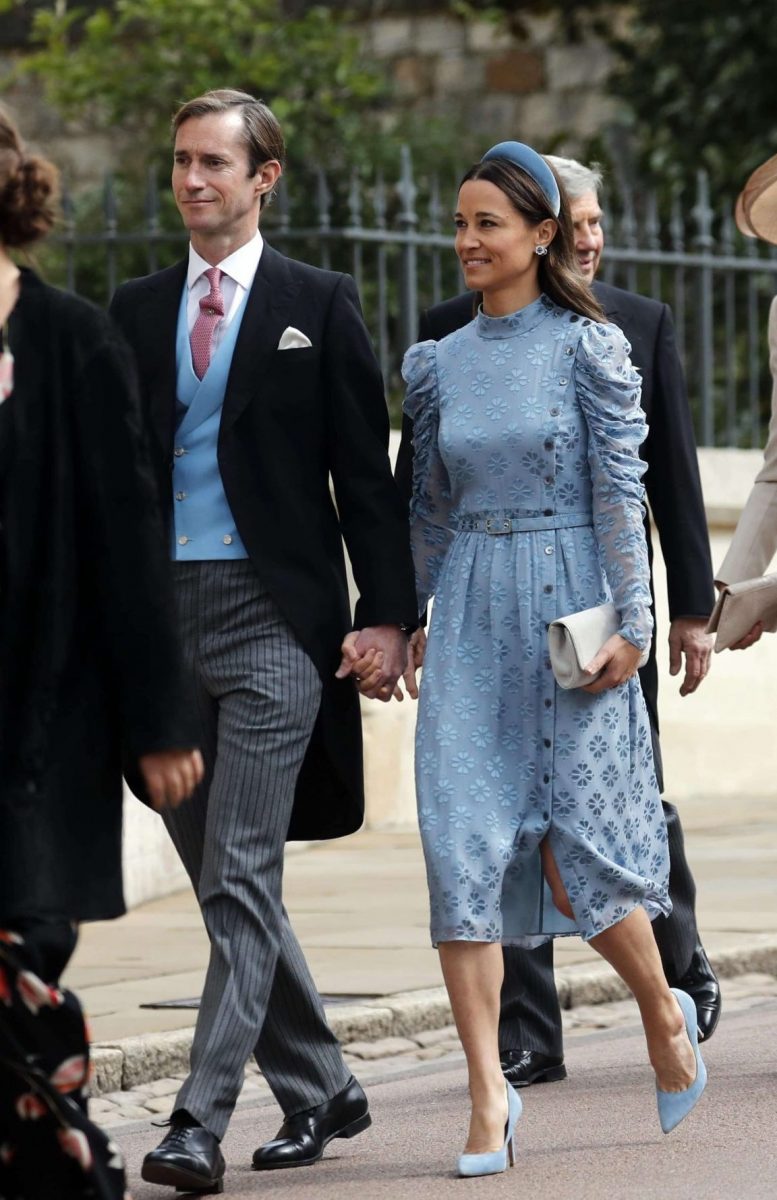 James Matthews (2 ° a sinistra) e sua moglie Pippa (3 ° a sinistra) seguiti dai genitori di Pipa Michael e Carole Middleton arrivano per il matrimonio di Lady Gabriella Windsor e Thomas Kingston alla Cappella di San Giorgio, Castello di Windsor il 18 maggio 2019 a Windsor, in Inghilterra