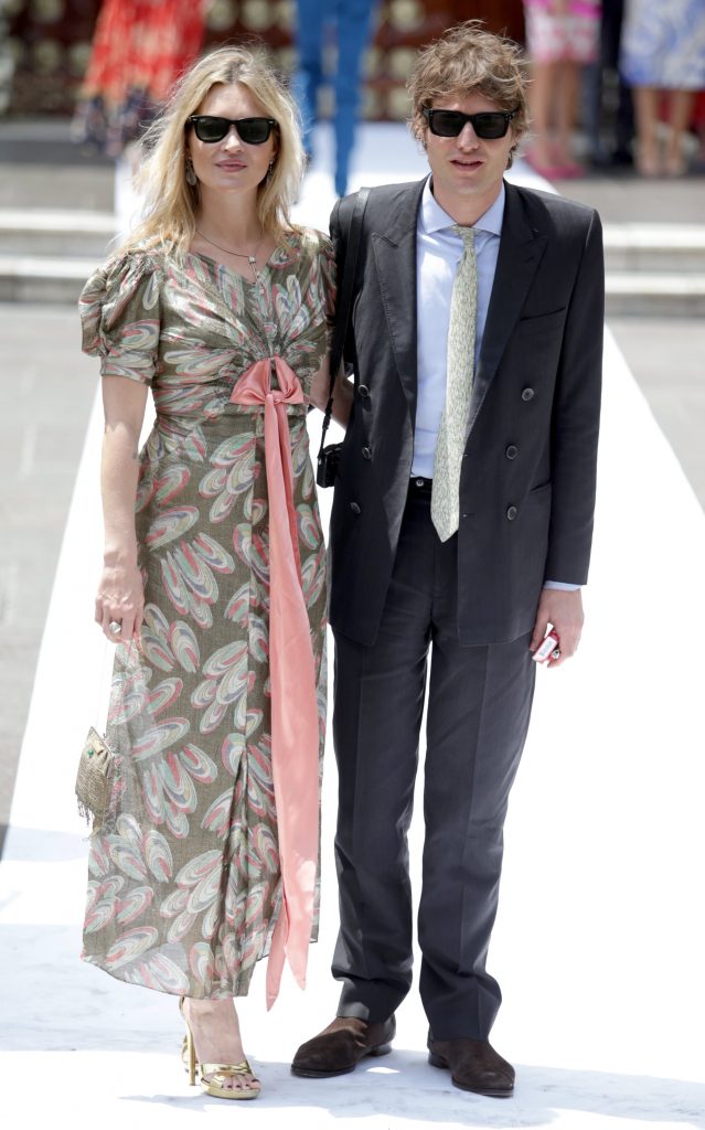 La top model Kate Moss (a sinistra) e il suo fidanzato, il conte Nikolai Von Bismarck (a destra) arrivano al matrimonio del principe cristiano di Hannover e Alessandra de Osma alla Basilica di San Pedro il 16 marzo 2018 a Lima, Perù