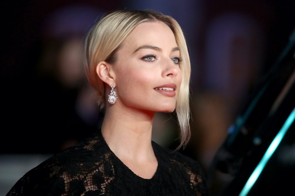 Margot Robbie chignon