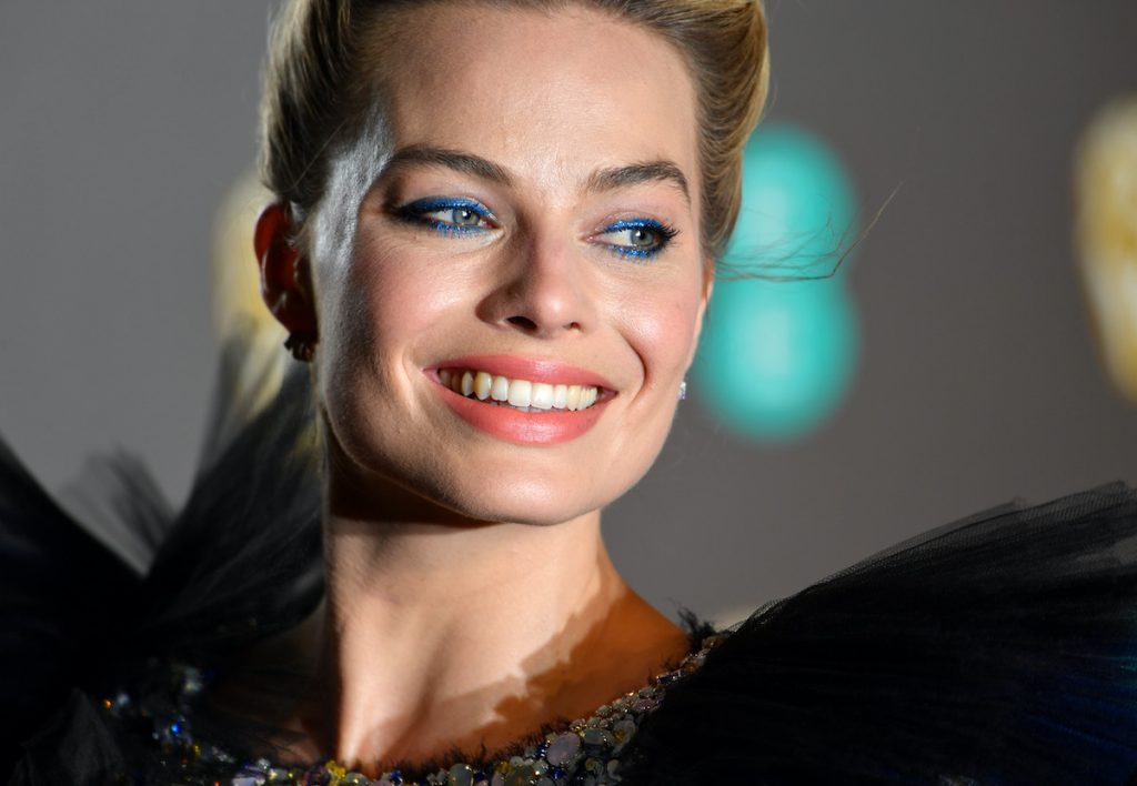 Margot Robbie eyeliner colorato