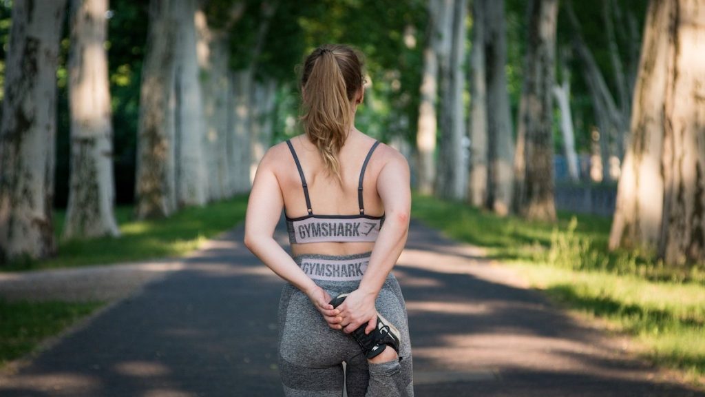 ragazza running stretching