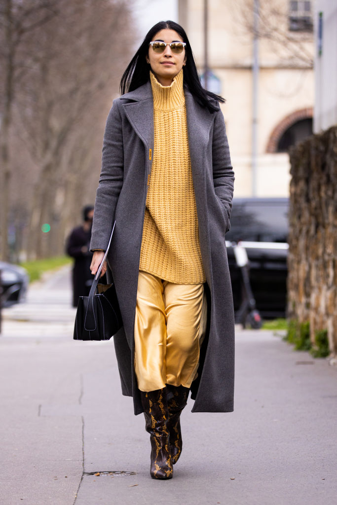 Total look giallo cappotto grigio