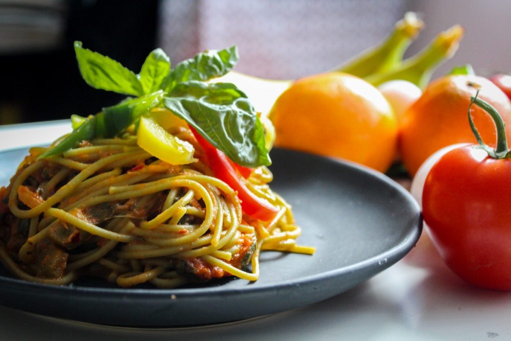 spaghetti verdure basilico
