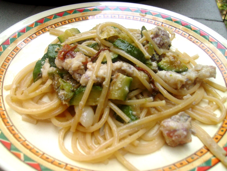Pasta con zucchine, speck e panna