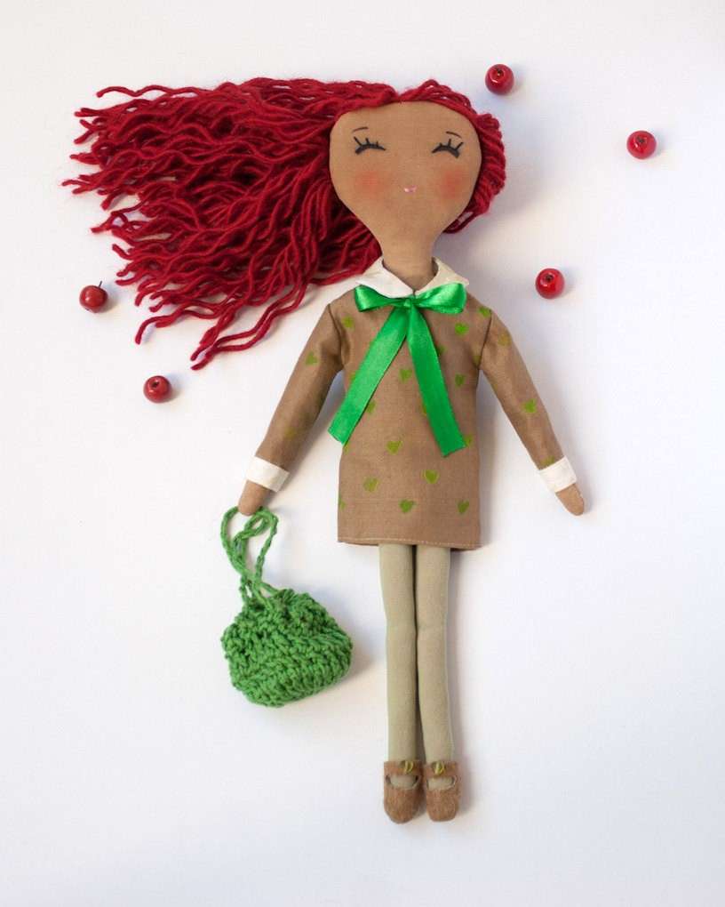 Bambola con capelli rossi
