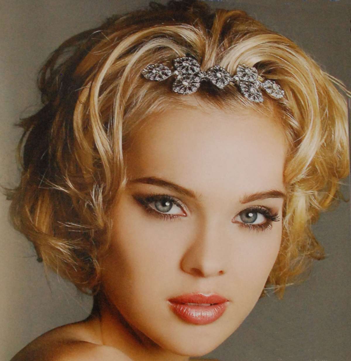 Capelli corti sposa accessori brillanti