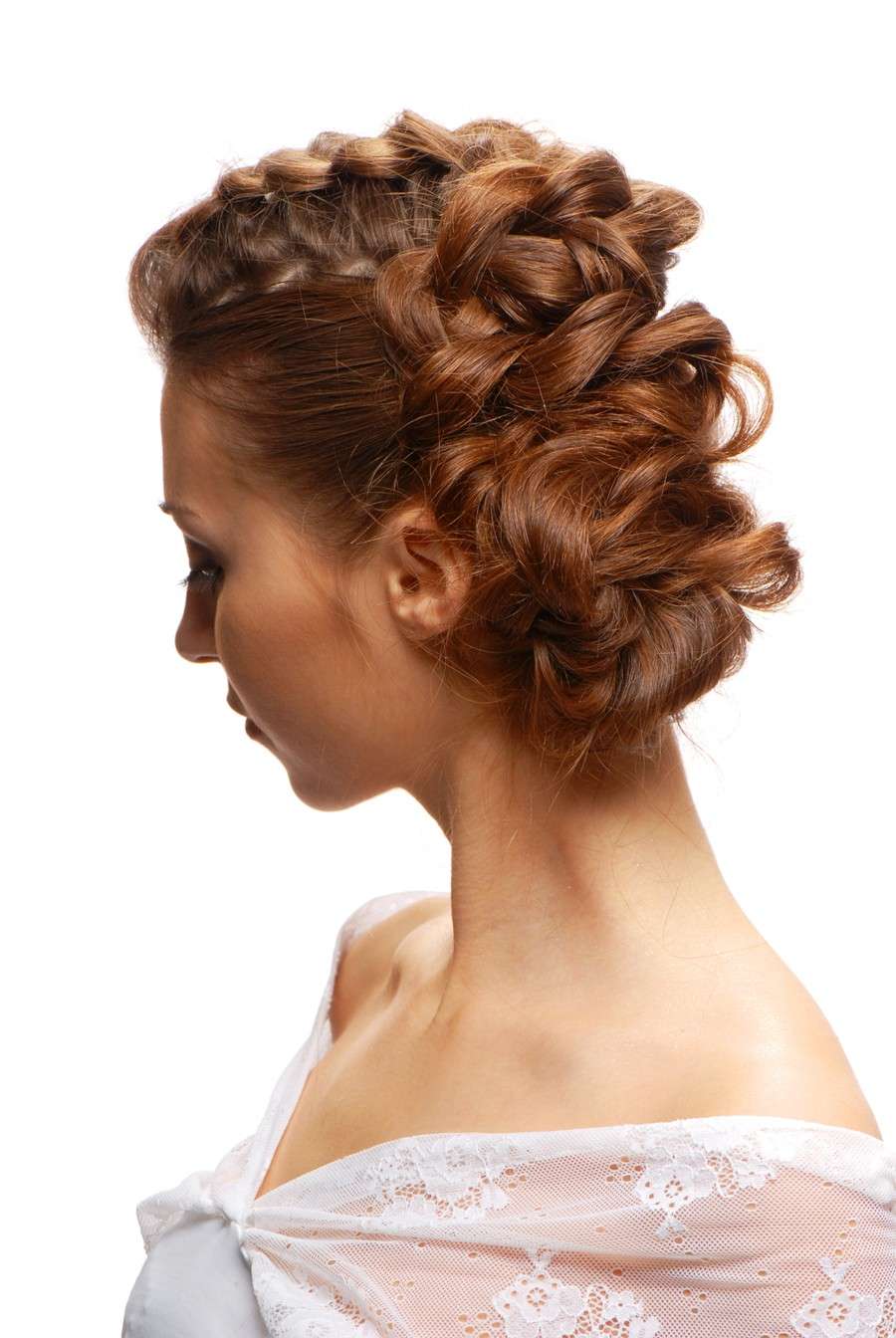 Capelli corti sposa acconciatura intrecciata