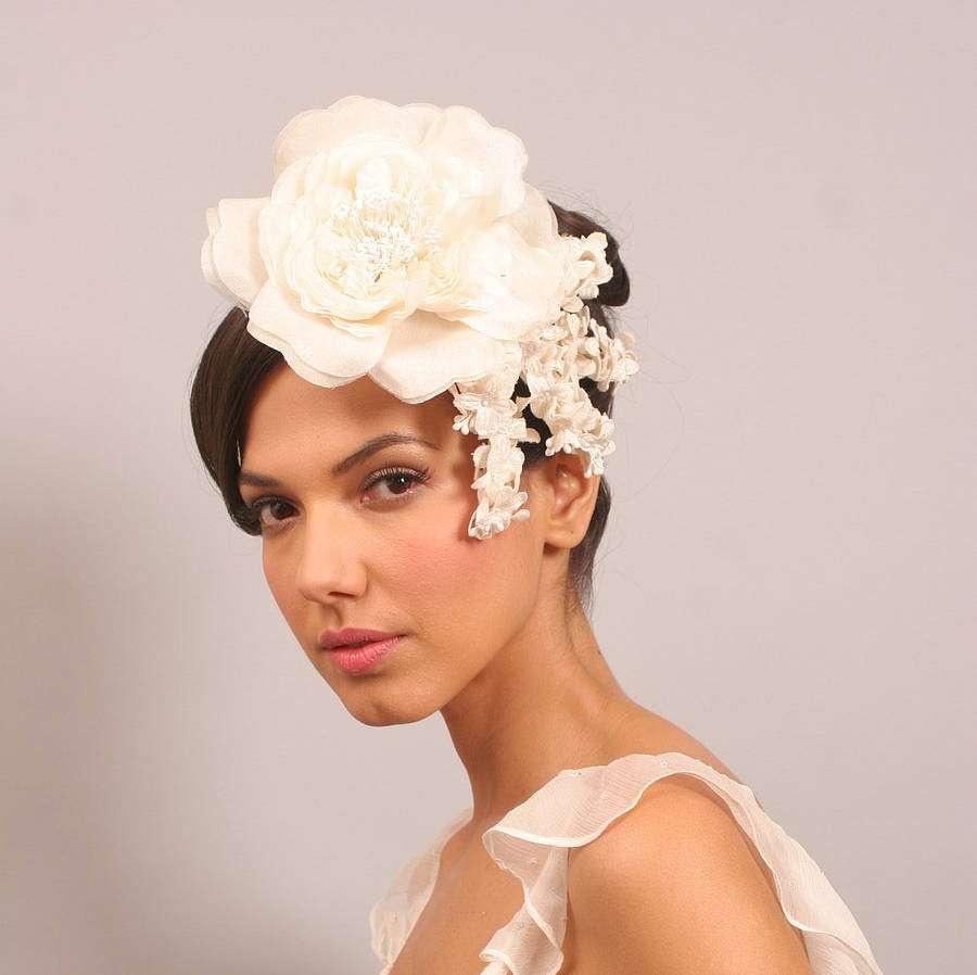 Capelli corti sposa cerchietto con fiore