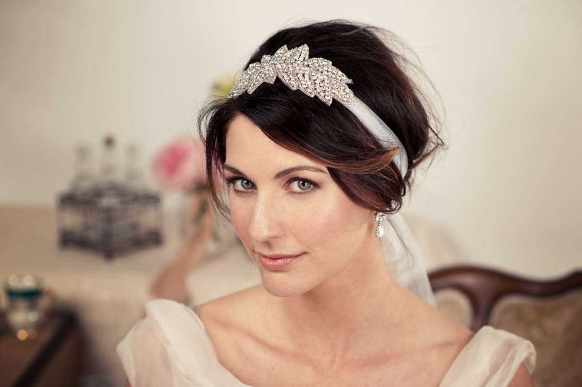 Capelli corti sposa cerchietto cristalli