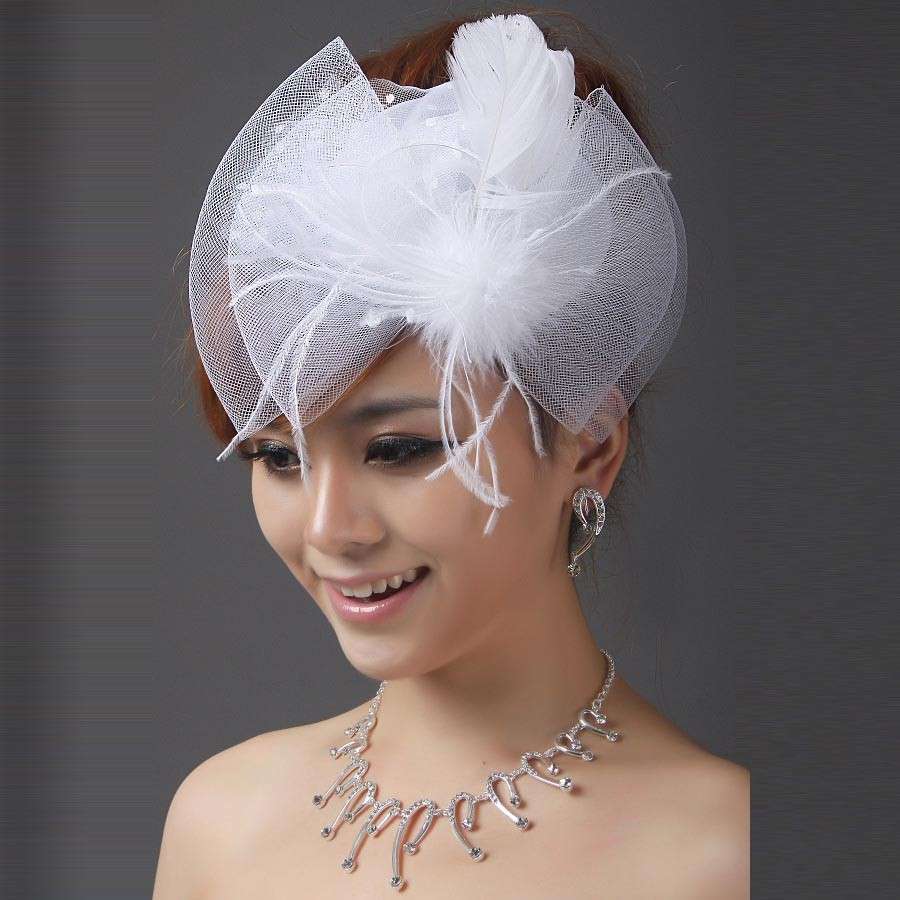 Capelli corti sposa chignon con fiocco