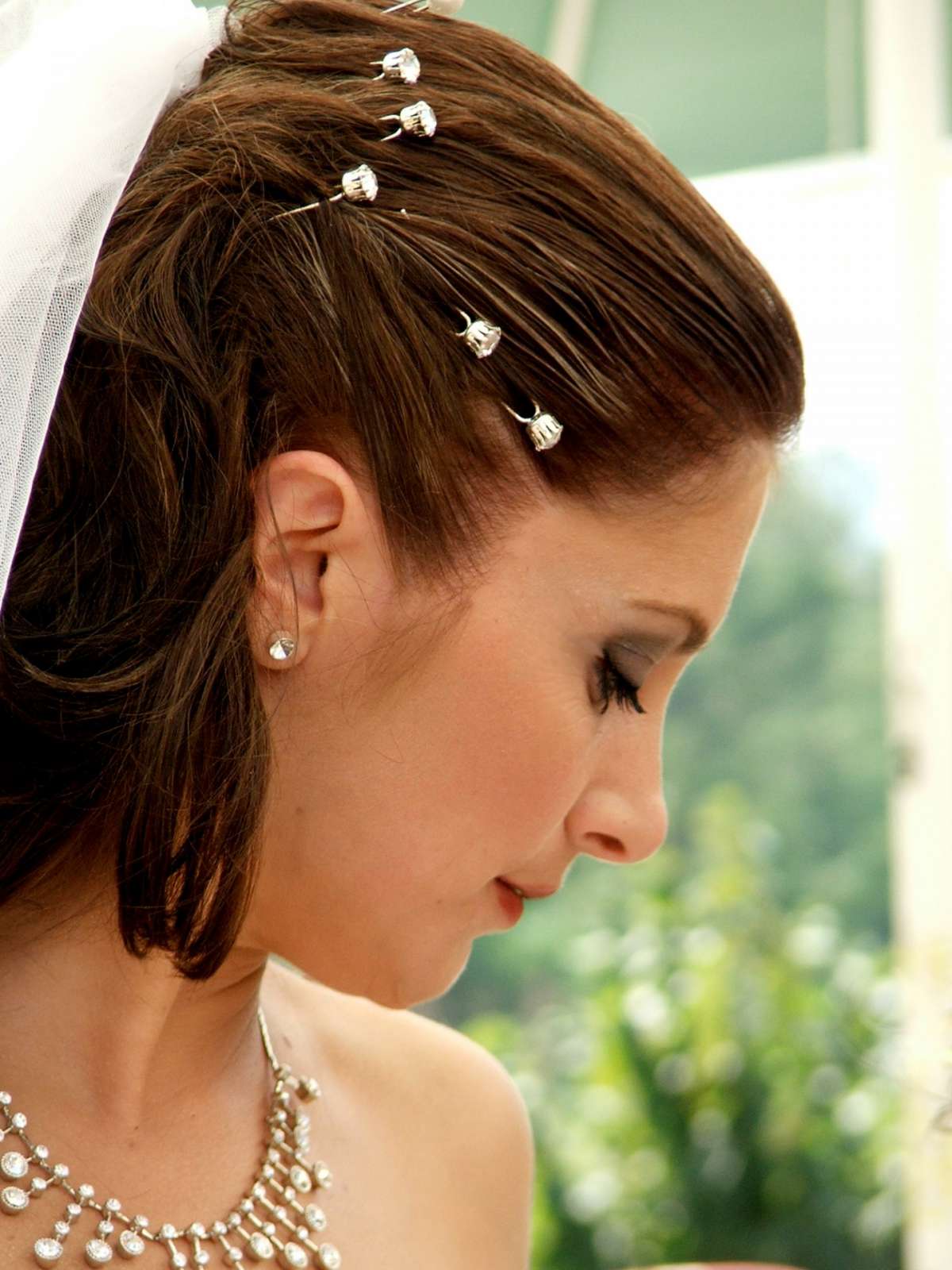 Capelli corti sposa raccolti con perline