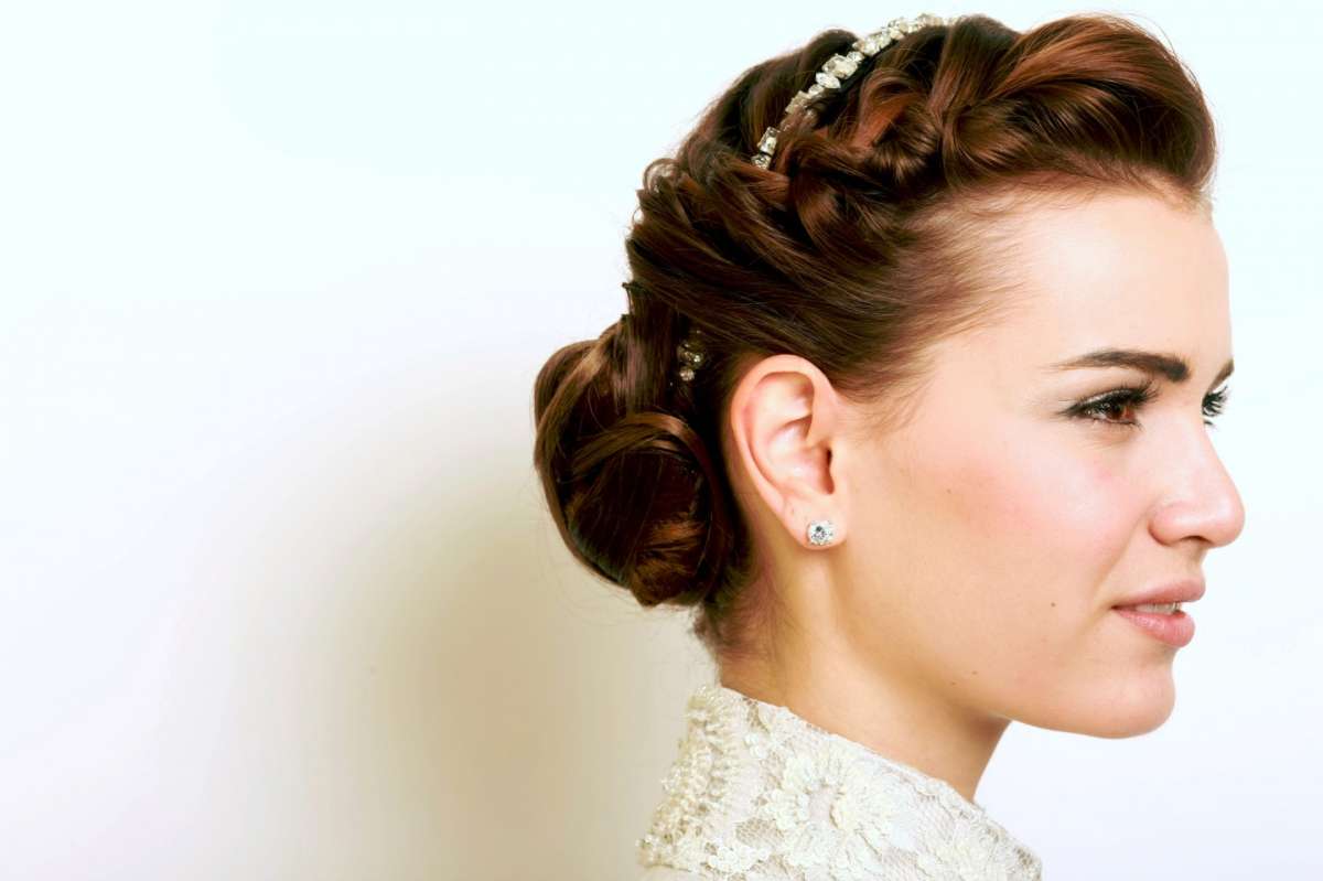 Capelli corti sposa raccolto morbido