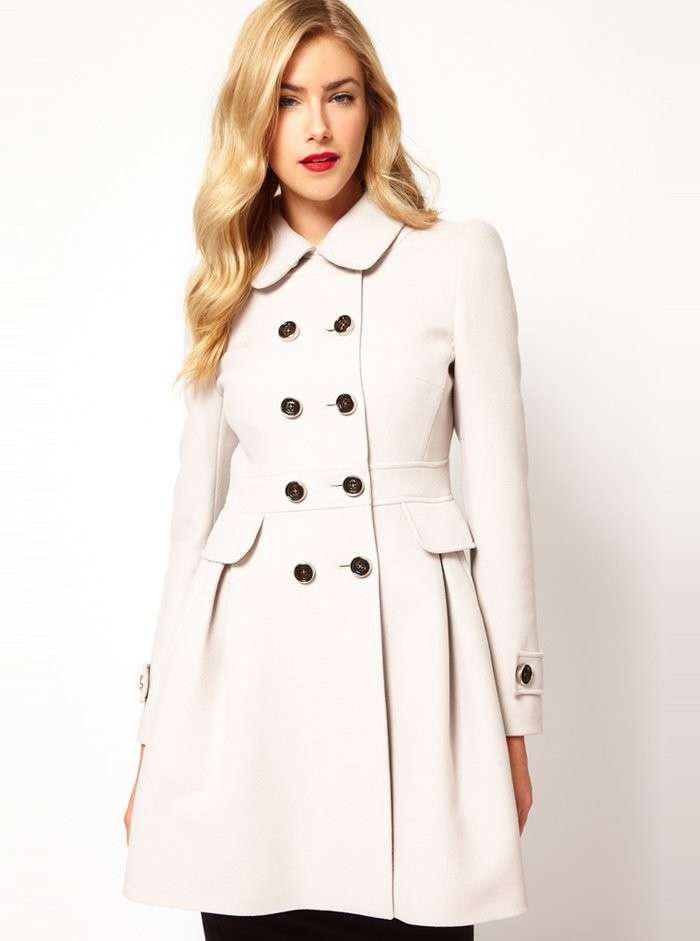 Cappotto bianco con bottoni a contrasto