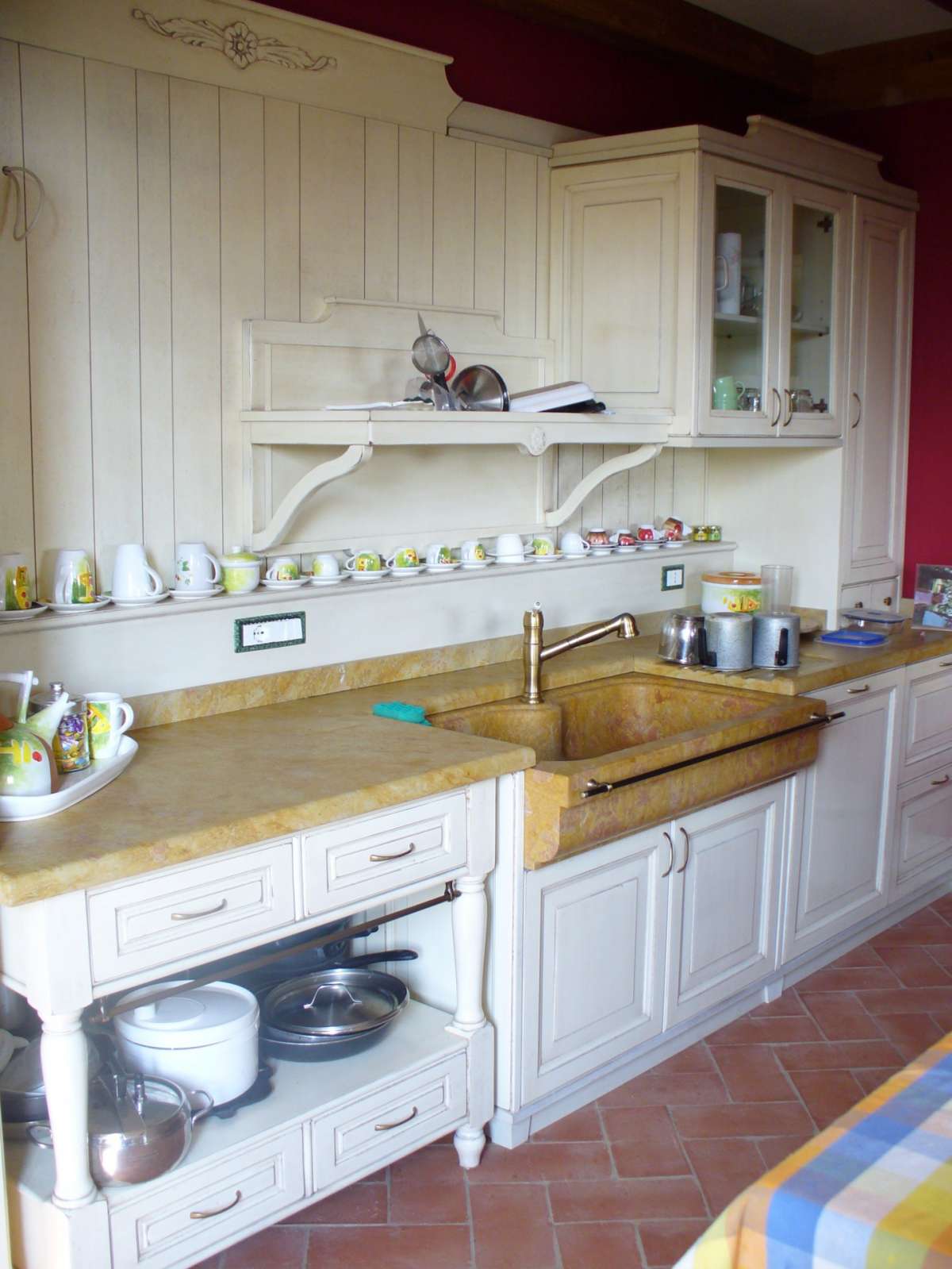 Cucina con lavandino in stile country