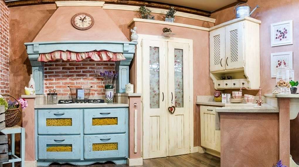 Cucina in rosa in stile country