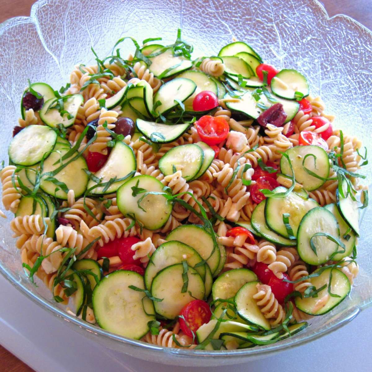 Pasta fredda con pomodori e zucchine