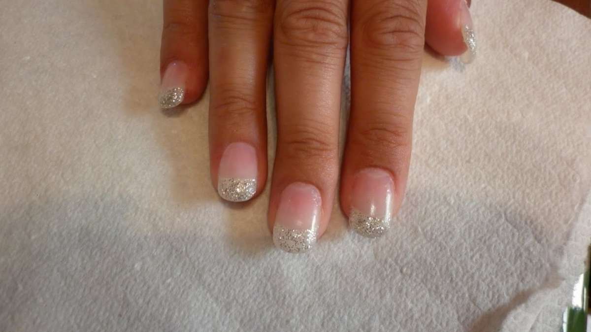 Ricostruzione unghie con french con glitter