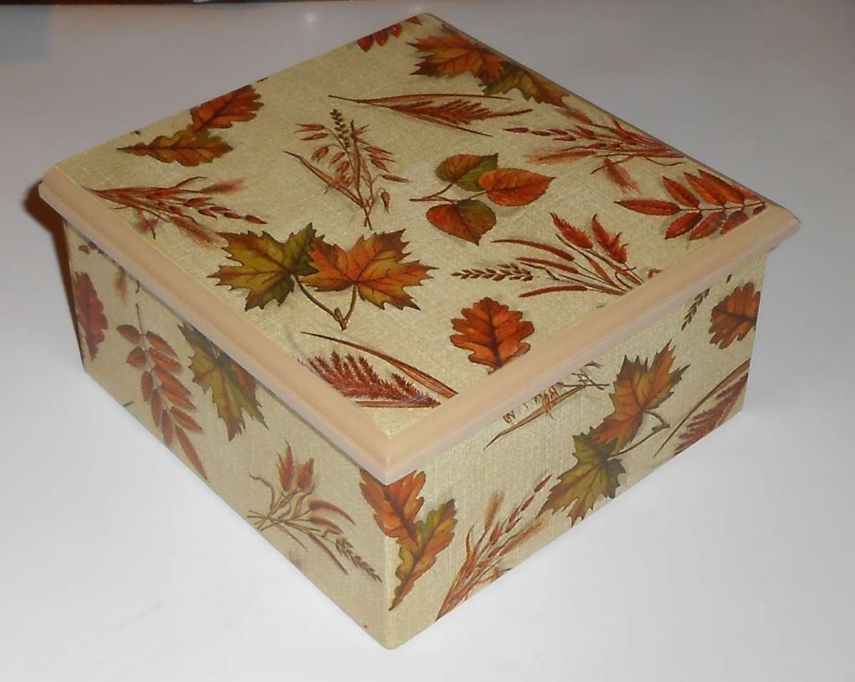 Scatola autunnale con la tecnica del decoupage