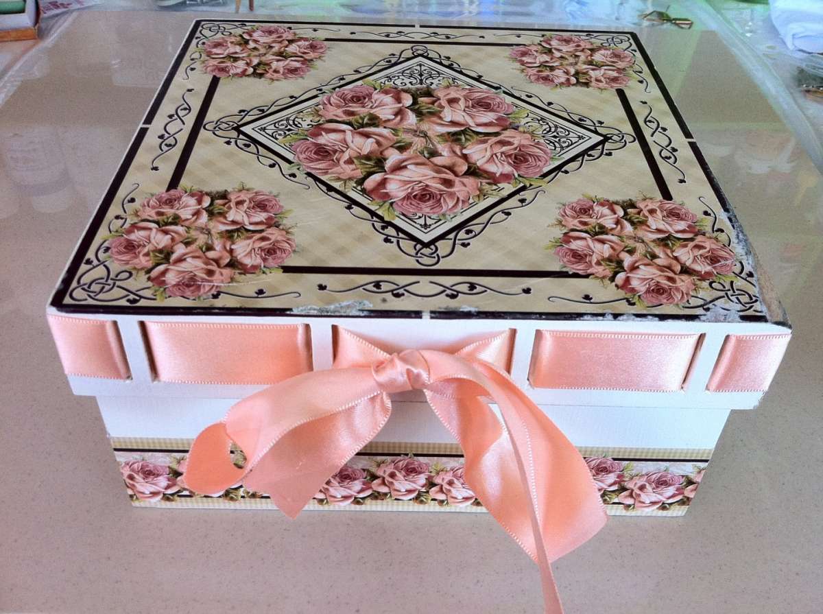 Scatola con fiori con la tecnica del decoupage