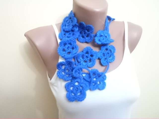 Sciarpa in lana con fiori azzurri